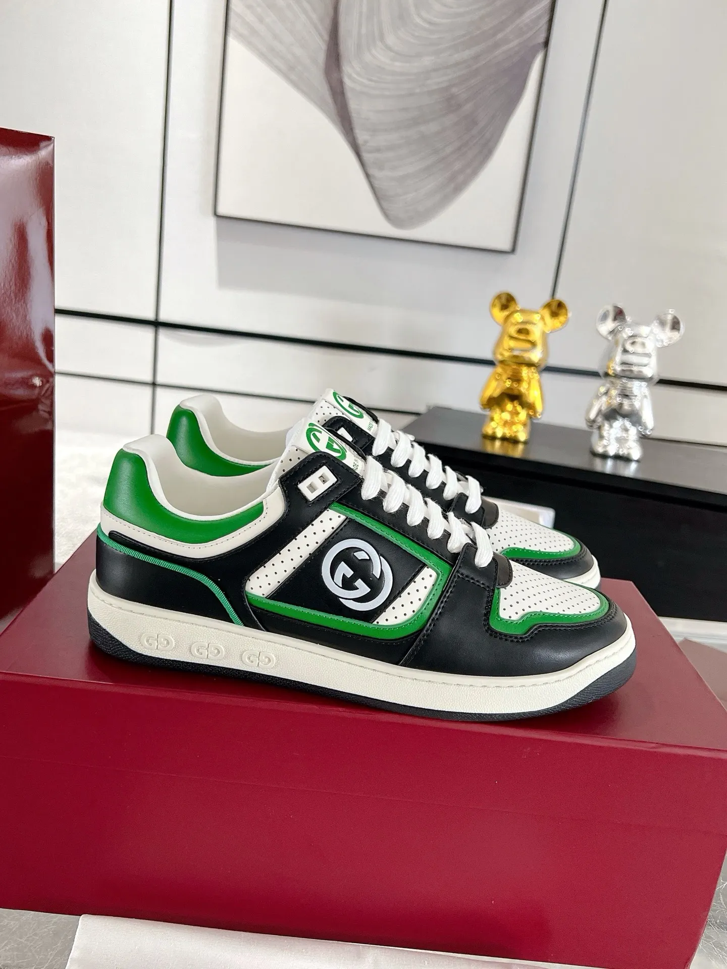 👟👟Ex-factory price 700👟👟 The latest casual sneakers for couples in white shoes❗️❗️ Original purchase, development and production. The sneakers are inspired by the classic sneakers of the 1970s, and the name is taken from the defensive movements in sports. This accessory is crafted from white leather, with an interlocking Double G stripe webbing embellished on the side, and the Gucci retro logo embellished on the shoe body. Original imported first-layer cowhide. Original custom-made soft sheepskin lining. Original open-molded TPU outsole. Bottom thickness: 2.5CM. Size: 35-44 (45 is custom-made and cannot be returned or exchanged)